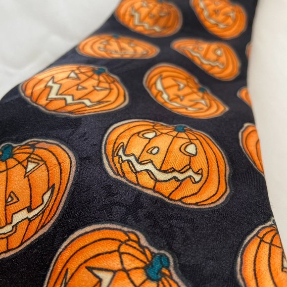 SURREY Brand Necktie JACK O LANTERNS Halloween Tie Polyester Orange Pumpkins - Picture 1 of 8